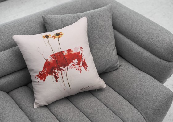 کاور کوسن مربع طرح گاو قرمز